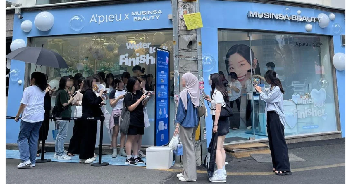 Shoppers in Seongsu-dong waiting in line at a A'pieu pop-up